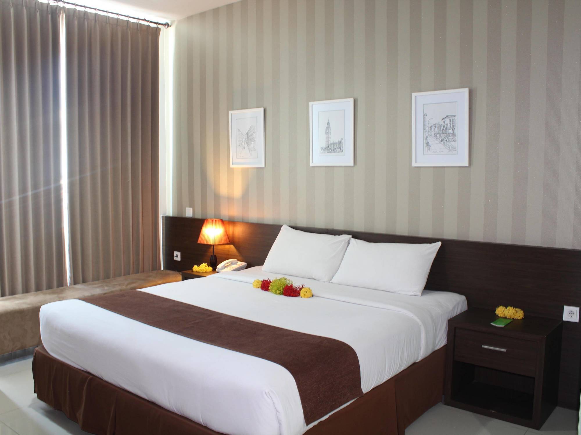 The Square Surabaya Hotel Luaran gambar