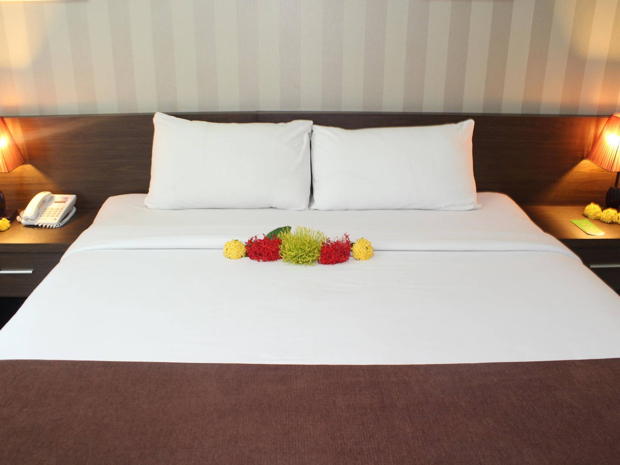 The Square Surabaya Hotel Luaran gambar
