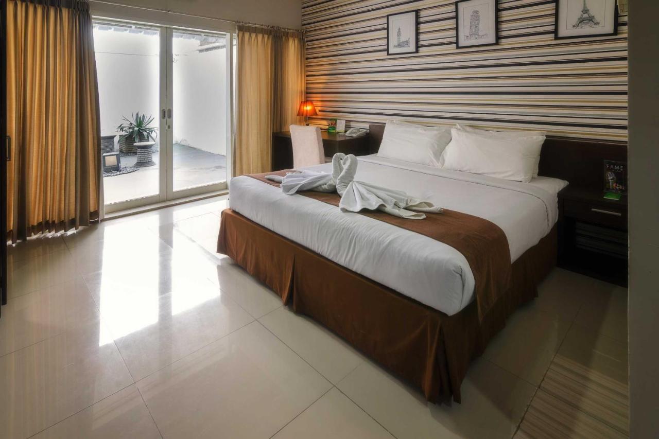 The Square Surabaya Hotel Luaran gambar